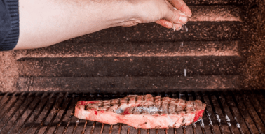 ¿Cuál es la razón de que los parrilleros tiran sal sobre las brasas del asado?