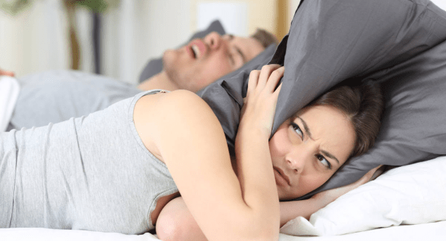 Por qué diciembre nos hace roncar más y cómo evitarlo