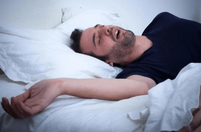 Vacaciones y ronquidos: por qué empeoran al viajar y cómo&nbsp;reducirlos