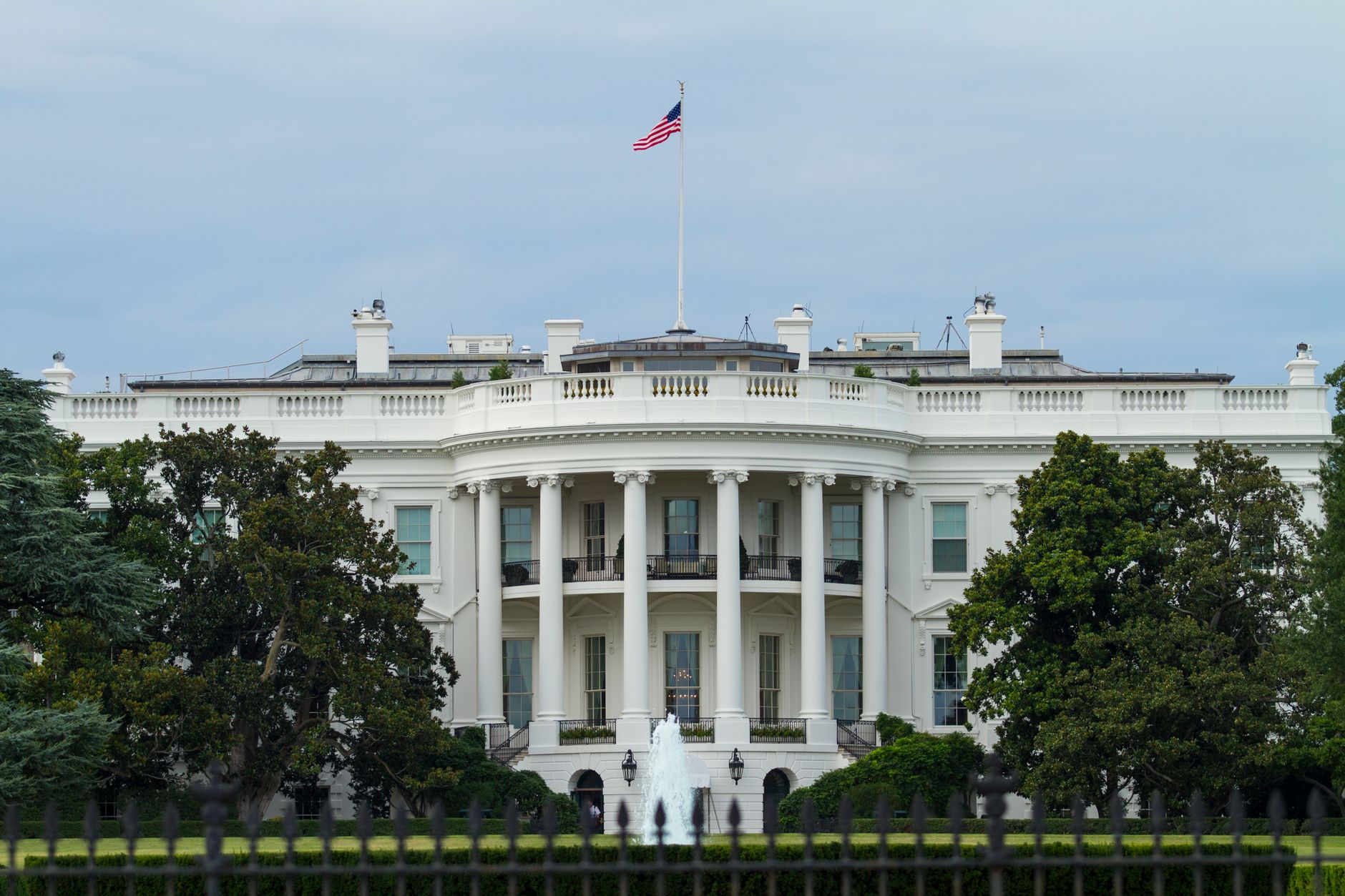Un juez federal frenó a Trump y exigió que CNN, MSNBC y Politico recuperen sus credenciales en la Casa Blanca
