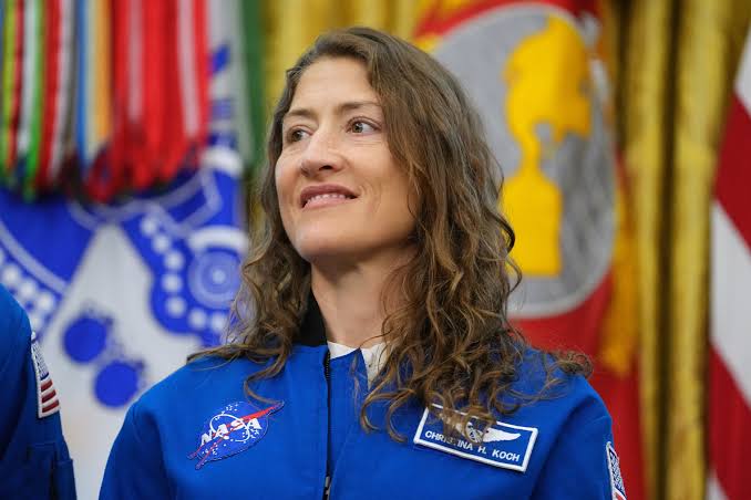 La astronauta premiada en España que dice extrañar la Luna y pide cuidar la Tierra